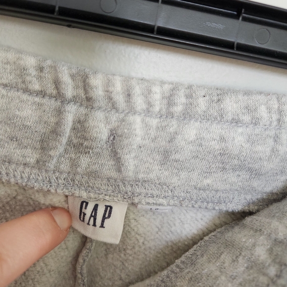GAP cut off sweatpant shorts - Picture 4 of 4